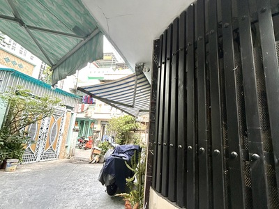 Bán nhà ngang lớn 4.8m- chỉ 5.95t- căn góc 2 mt- đ. đoàn văn bơ- lưu thông tôn đăn - gần trường đh 1