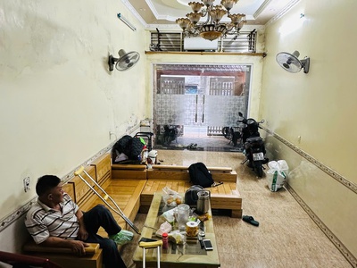 Nhà 2 tầng gốc dân ngõ thông Chùa Hàng - 64m2 - 2 tầng - giá loanh quanh 3 tỷ 2