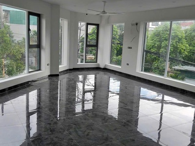 Chính chủ cho thuê tòa nhà 6 tầng mới xây,lô góc 3 mặt tiền, dt 650m  tại Bồ Đề, Long Biên 3