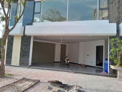 Chính chủ cho thuê tòa nhà 6 tầng mới xây,lô góc 3 mặt tiền, dt 650m  tại Bồ Đề, Long Biên 2