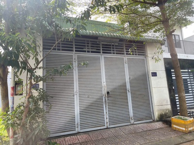 Bán khu đất kdc sổ hồng ,xuất hiện sẵn nhà kho tại q9, 104m2 , ngang 6.3m 0