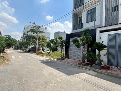 Bán khu đất kdc sổ hồng ,xuất hiện sẵn nhà kho tại q9, 104m2 , ngang 6.3m 2