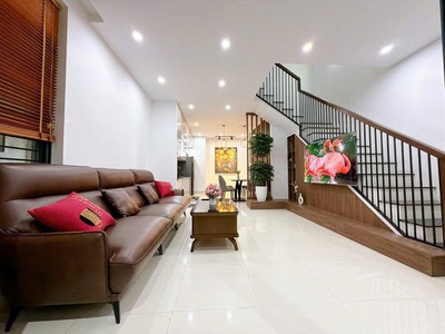 Lô góc gần Nguyễn Hoàng, Ô tô đậu 20m, 3 mê hiện đại 7