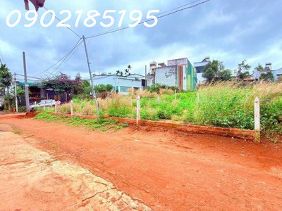 Lô đất góc  5m x 24m  hẻm phạm văn đồng gần vòng xoay ngã 3 hòa bình   buôn ma thuột   1 tỷ 600 0
