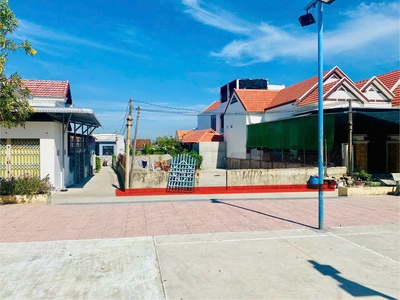 Bán đất biển Dốc Lết 194m2 giá bán 19tr/ m2 thương lượng lh e Trinh 0