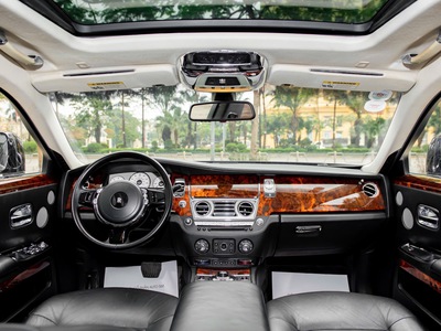 Bán Rolls Royce Ghost 2010 màu đen, chất lượng còn rất mới 9