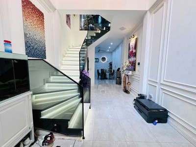 Ô tô 4 chỗ đỗ cửa 1