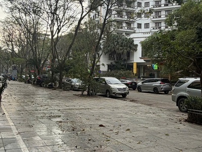 CHO THUÊ NHÀ MẶT PHỐ VẠN PHÚC   Quận BA ĐÌNH cũ    135M2 x 5 TẦNG  đã cho thuê 04 tầng 8