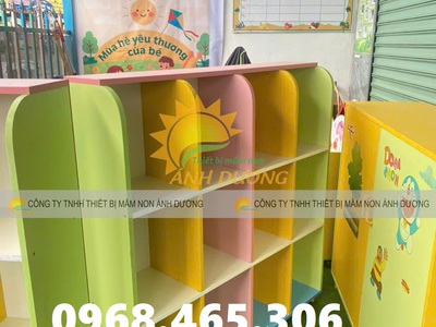 Tủ gỗ đựng chăn gối mầm non, tủ cặp dép trẻ em bằng gỗ 0