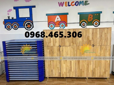 Tủ gỗ đựng chăn gối mầm non, tủ cặp dép trẻ em bằng gỗ 4