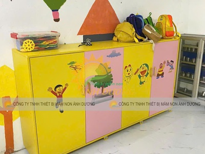 Tủ gỗ đựng chăn gối mầm non, tủ cặp dép trẻ em bằng gỗ 5