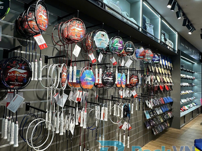 Tối ưu không gian bán hàng với giải pháp thi công shop thể thao hiện đại 0