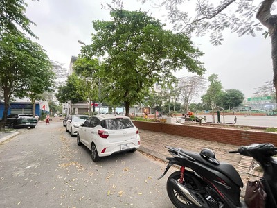 Hàng xóm Vinhomes Riverside: Bán 75,4m2 đất mặt ngõ 85 đường Đào Đình Luyện, View vườn hoa 2