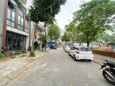 Hàng xóm Vinhomes Riverside: Bán 75,4m2 đất mặt ngõ 85 đường Đào Đình Luyện, View vườn hoa 4