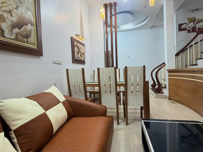 Cho thuê nhà để ở hoặc làm văn phòng phố đường láng thông ra chùa láng 50m xây 4 tầng 1