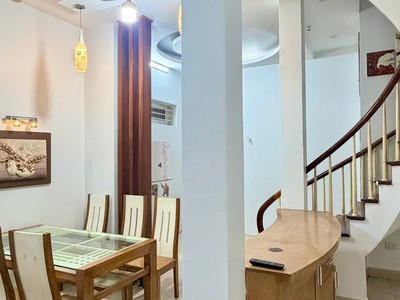 Cho thuê nhà để ở hoặc làm văn phòng phố đường láng thông ra chùa láng 50m xây 4 tầng 2