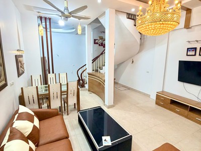 Cho thuê nhà để ở hoặc làm văn phòng phố đường láng thông ra chùa láng 50m xây 4 tầng 3
