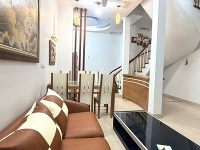 Cho thuê nhà để ở hoặc làm văn phòng phố đường láng thông ra chùa láng 50m xây 4 tầng 6