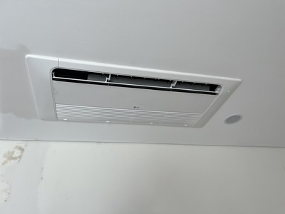 Lắp máy lạnh âm trần LG 2.0hp inverter ZTNQ18GTLA0 1