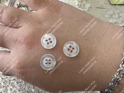Nút nhựa áo sơ mi - áo polo   khắc laser logo theo yêu cầu - cung cấp nút sỉ lẻ 6