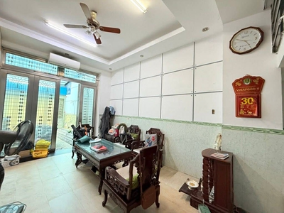 Vị trí: p4 tân bình, khu vực sầm uất, giao thương cực tốt. 4