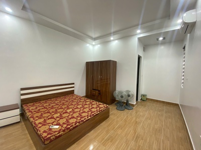 MT2143. Cho thuê nhà mặt đường nhánh Văn Cao 7