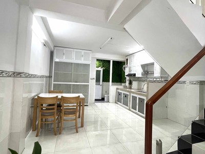 Nhà đẹp linh đông thủ đức   50m  3 tầng   khu phân lô hẻm 8m   gần chung cư 4s   giá tốt 6.x tỷ 1