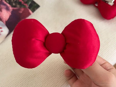 7 Lý Do Kẹp Tóc Nơ Đỏ Chính Là Phụ Kiện  Gây Thương Nhớ . 1
