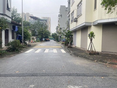 Cần bán 70m2 đất khu NO02 TĐC Giang Biên. Sau lưng mặt đường Đồng Thanh 1