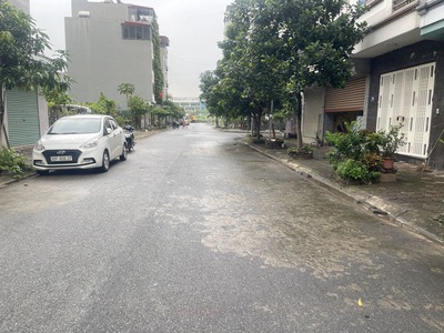 Cần bán 70m2 đất khu NO02 TĐC Giang Biên. Sau lưng mặt đường Đồng Thanh 2