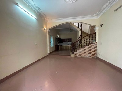 Cho thuê cả nhà kinh doanh Lạc Long Quân- mặt ngõ oto tránh dừng đỗ ngày đêm - 63m2x4 tầng 1