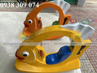 Bập bênh nhựa cá vàng mầm non, bập bênh cá vàng cho trẻ 0