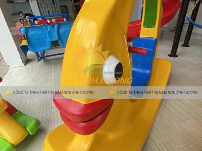 Bập bênh nhựa cá vàng mầm non, bập bênh cá vàng cho trẻ 1
