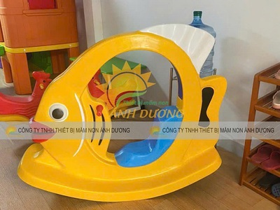 Bập bênh nhựa cá vàng mầm non, bập bênh cá vàng cho trẻ 3
