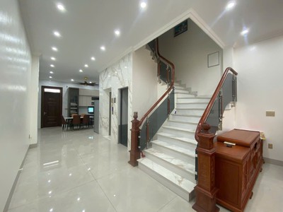 Cho thuê nhà 6 phòng ngủ có thang máy vào ở luôn võ cường 2