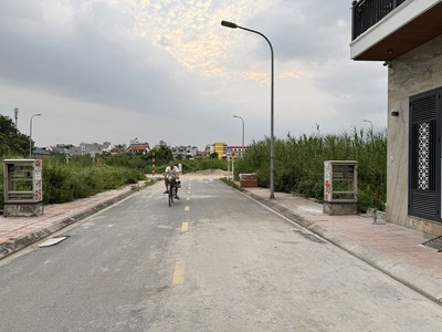 Đất đấu giá Cự Khối 74,5m2: Hiếm có 2 mặt tiền trước sau - Đường 13m có vỉa hè - Sát hồ điều hòa 3