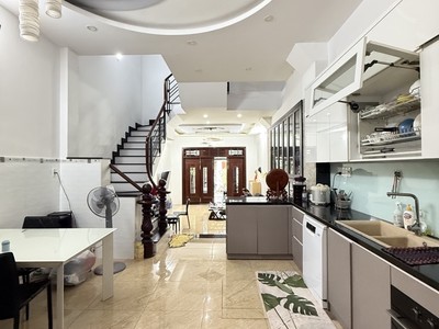 Nhà rộng chắc chắn, có sân để xe hơi, khu vực thoáng mát, an ninh - Lâm Văn Bền, P. Tân Kiểng 1
