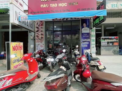 Tân phú chốt nhanh sang rẻ salon nail mi, mt đường lớn nguyễn sơn , vị trí mt bao đẹp, tel : 0