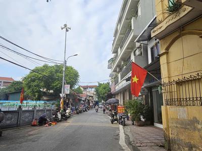 Nhà phố phượng trì   82m , mt  5m, kd sầm uất 1