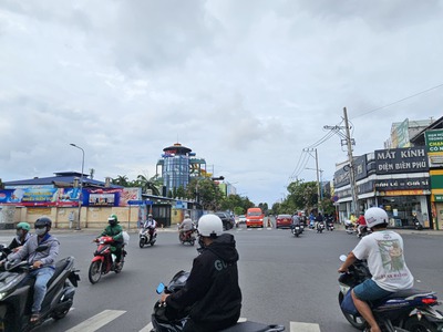 Cho thuê nhà mặt tiền kênh tân hóa q.tân phú 200m , ngang 17.5m - cạnh ngã tư đầm sen 2