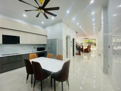 Cho thuê nhà 6 phòng ngủ có thang máy sẵn đồ võ cường 0