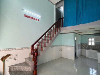 Cần bán căn nhà cấp 4 4x10 gác lửng bao sơn sửa hết nhà 0