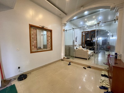 Cho thuê nhà mặt phố Văn Cao, DT: 83m2, 4 ngủ khép kín. 0