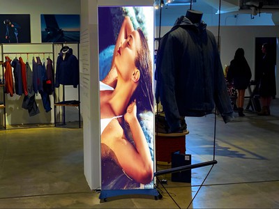 Kinh Nghiệm Chọn Màn Hình LED Poster Cho Cửa Hàng, Quán Ăn Và Showroom 0