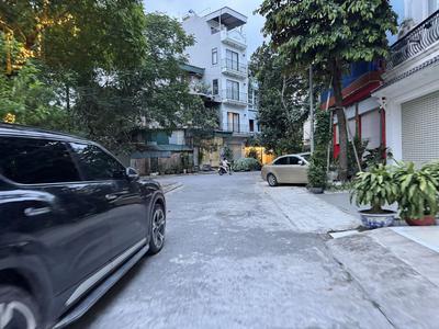 Cần bán 50m2 đất phân lô ngay cạnh trường cấp 1 2 và chợ Thượng Thanh. Đường ô tô tránh, vỉa hè 1