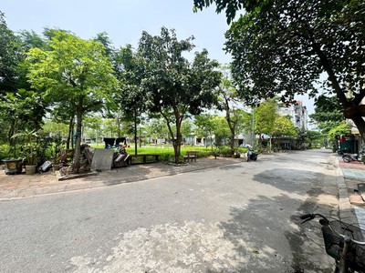 Bán đất TĐC Giang Biên 64,3m2 hướng Đông Nam, view vườn hoa thoáng trọn đời, giá tốt 1