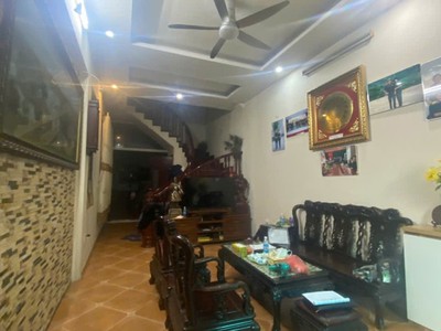 Nhà ngọc lâm long biên diện tích lớn hiếm 90m ngõ thông 4 tầng chắc chắn 4