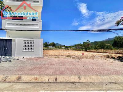 Lô Đất đẹp 2 mặt tiền Phong Châu - Phường Nam Nha Trang dt 111,1m2, 0