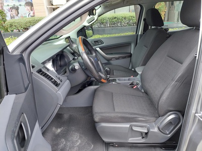 Cần bán Ford Ranger XLS AT 2016 màu bạc, số tự động, một cầu, xe gia đình đang sử dụng, chính chủ ký 1