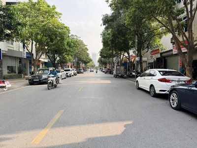 Cần bán căn góc nhà mặt phố Phạm Khắc Quảng: 59m2, từ tầng 2 lên 74m2, 3 mặt xung quanh là vườn hoa 5